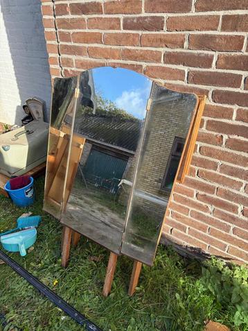 Vintage spiegel beschikbaar voor biedingen