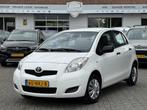 Toyota Yaris 1.0 VVTi Acces 5 DEURS | AIRCO | BOVAG !, Auto's, Voorwielaandrijving, Gebruikt, 750 kg, Wit
