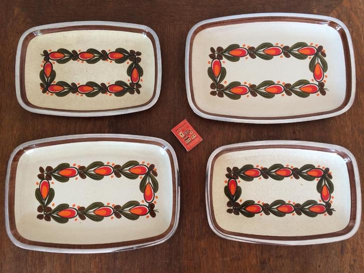 Set 4 emaille gedecoreerde jaren 70 dienbladen serveerschaal, Huis en Inrichting, Woonaccessoires | Dienbladen, Zo goed als nieuw