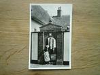 Elburg Weduwenhofje vrouw met klederdracht poortje, Ophalen of Verzenden, 1940 tot 1960, Gelderland