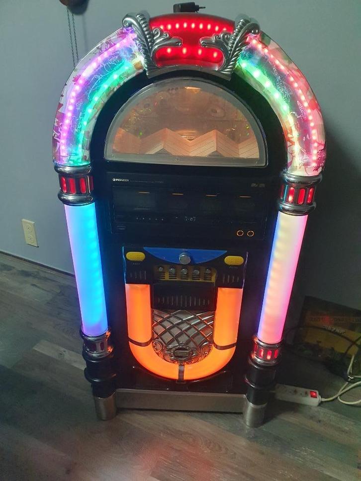 Jukebox model Wurlitzer 1015 ONE MORE TIME voor 100CD's, Verzamelen, Automaten | Jukeboxen, Zo goed als nieuw, Overige merken