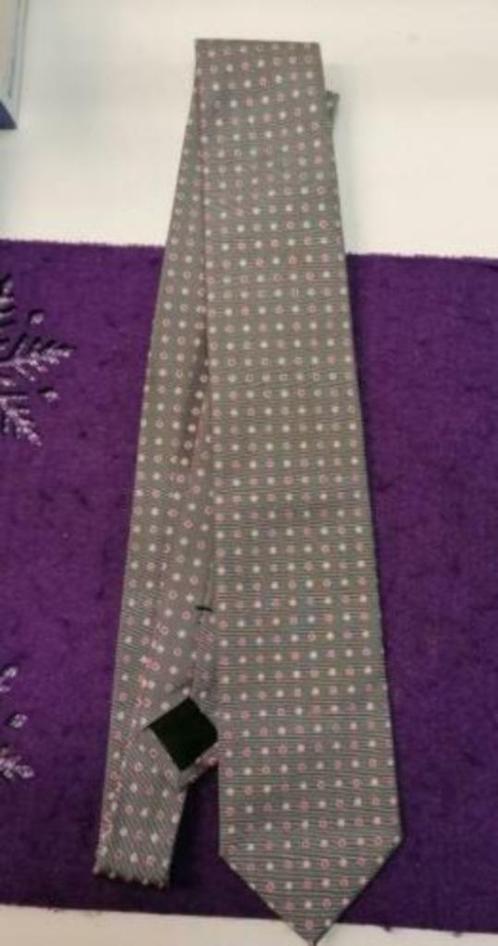 Hugo Boss stropdas 100% zijde grijs met roze stippen 34178, Kleding | Heren, Stropdassen, Zo goed als nieuw, Met patroon, Grijs