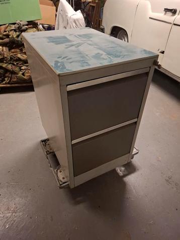 Archiefkast vintage beschikbaar voor biedingen