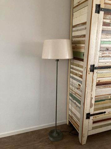 Staande drum lamp industriële look met crème lampenkap beschikbaar voor biedingen