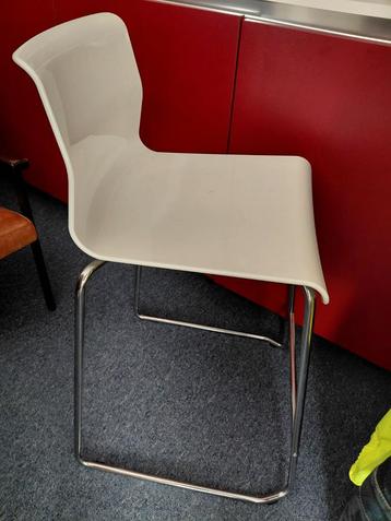 2x Witte Barkrukken beschikbaar voor biedingen