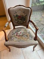 Antieke stoel met geborduurde paarden, Ophalen