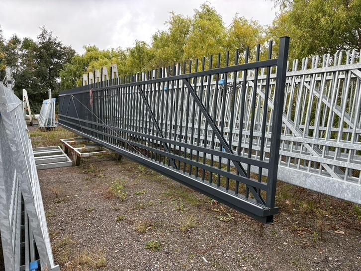 Schuifpoort 13.5 x 180 cm  vrijedoorgang is 10 mtr, Tuin en Terras, Tuinpoorten, Nieuw, Schuifpoort, IJzer, 150 tot 200 cm, 200 cm of meer