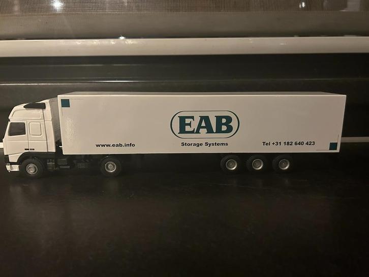 Lion Volvo FH globetrotter EAB met 3 as oplegger, Hobby en Vrije tijd, Modelauto's | 1:50, Zo goed als nieuw, Bus of Vrachtwagen