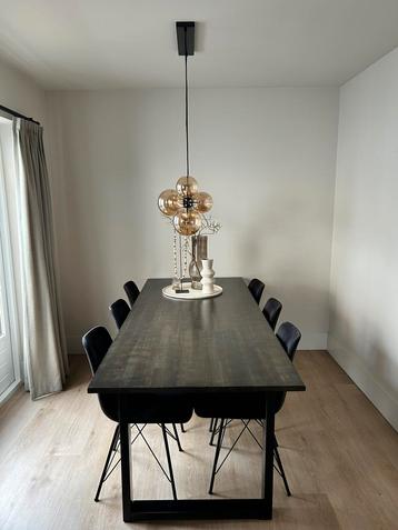 Eettafel met zwart stalen frame beschikbaar voor biedingen