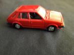 Mazda 323 5-deurs rood 1:43, Hobby en Vrije tijd, Modelauto's | 1:43, Overige merken, Ophalen of Verzenden, Zo goed als nieuw