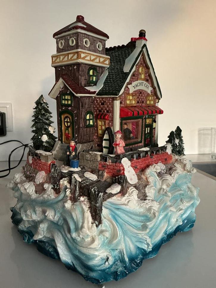 Kersthuis Yacht Co. met licht dickensville aanv kerstdorp, Diversen, Kerst, Zo goed als nieuw, Ophalen of Verzenden