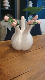 Grote Tulpenvaas met Realistische Tulpen, Huis en Inrichting, Woonaccessoires | Vazen, Wit, Aardewerk of Porselein, Ophalen of Verzenden