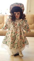 Porceleinen pop met bloemetjes jurk en hoed, Ophalen of Verzenden, Pop