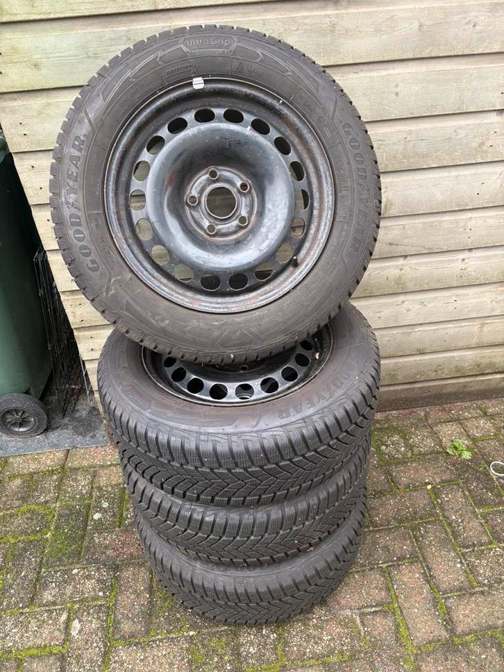 Winterbanden op stalen velgen., Auto-onderdelen, Banden en Velgen, Banden en Velgen, Winterbanden, 16 inch, 215 mm, Personenwagen