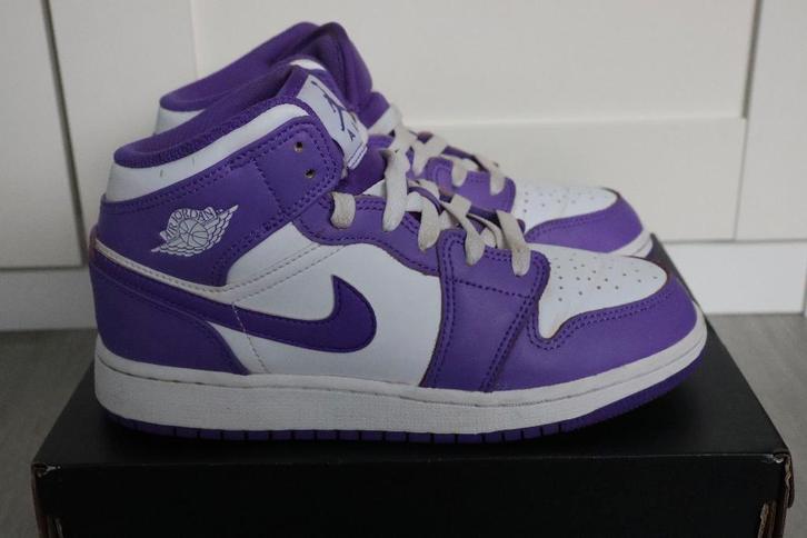 IZGS Nike Jordan 1 Mid paars purple 36, Kinderen en Baby's, Kinderkleding | Schoenen en Sokken, Zo goed als nieuw, Sportschoenen