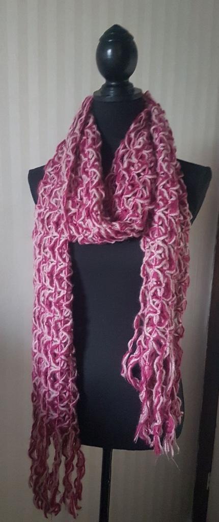 Grote fuchsia roze en lila roze gehaakte sjaal., Kleding | Dames, Mutsen, Sjaals en Handschoenen, Gedragen, Sjaal, Verzenden