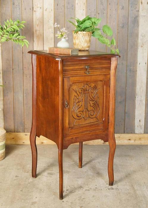 Oud hoog brocante houten kastje met houtsnijwerk Frankrijk, Antiek en Kunst, Curiosa en Brocante, Ophalen