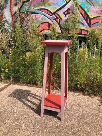 Plantentafel of bijzettafel roze en rood handgeschilderd beschikbaar voor biedingen