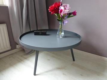 Kleine handige 3 poot salontafel in antraciet kleur beschikbaar voor biedingen