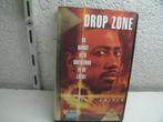 vhs 178b drop zone er hangt iets, Vanaf 16 jaar, Ophalen of Verzenden, Gebruikt, Actie en Avontuur
