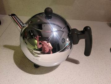 Vintage Metalen Theepot met Zwarte Handgreep beschikbaar voor biedingen