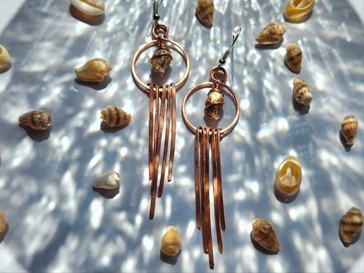 Handgemaakte koperen oorbellen met Nassa schelpen, Sieraden, Tassen en Uiterlijk, Oorbellen, Nieuw, Hangers, Overige materialen