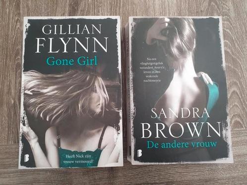 Gillian Flynn - Gone girl/Sandra Brown - De andere vrouw, Boeken, Thrillers, Zo goed als nieuw, Amerika, Ophalen of Verzenden