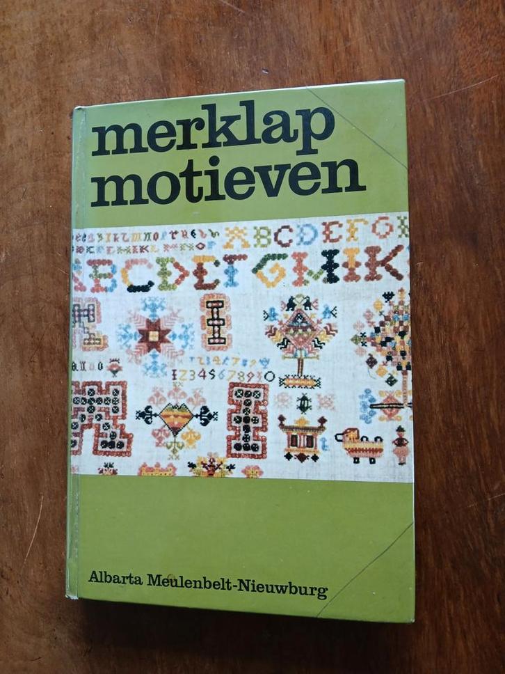 WD015 Merkklap Motieven - Handwerkboek, Boeken, Hobby en Vrije tijd, Gelezen, Borduren en Naaien, Ophalen of Verzenden