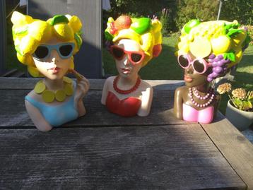 Vaas (bloempot) vrouw met fruit beschikbaar voor biedingen