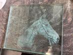 Dikke glasplaat met afbeelding van paard erin gegraveerd., Ophalen