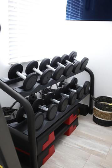 Technogym Dumbbell / Rack Dumbell Rek Zwart + gewichten beschikbaar voor biedingen