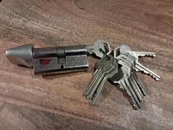 1 LIPS cilinderslot met 11 passende sleutels beschikbaar voor biedingen