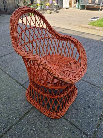 Stevige brocante oranje rieten open kuipstoeltje + curiosa. beschikbaar voor biedingen