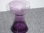 Antieke purple glazen vaas met speciale voet