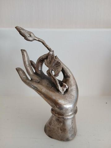 Verzilverd ? Beeld hand van Boeddha met lotus  beschikbaar voor biedingen