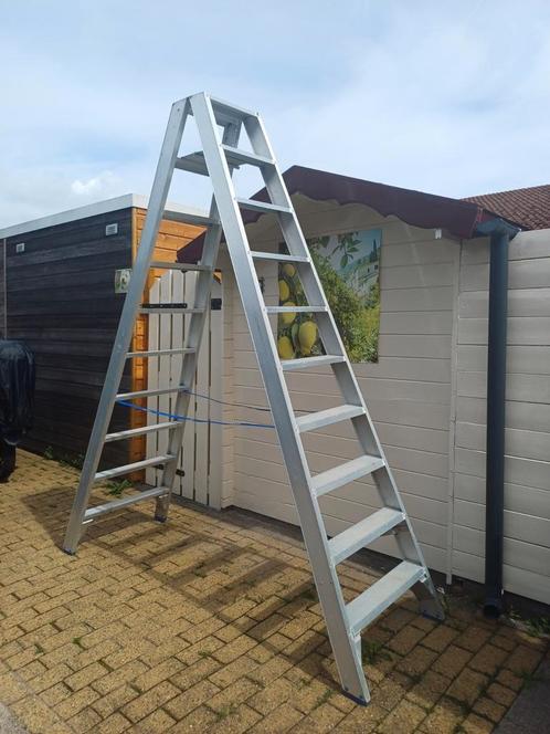 Een solide dubbele oploopbare trap, Doe-het-zelf en Verbouw, Ladders en Trappen, Gebruikt, 2 tot 4 meter, Ophalen