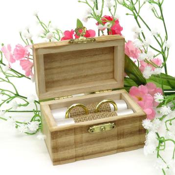 Een mooie houten hutkoffer trouwringen doosje. beschikbaar voor biedingen