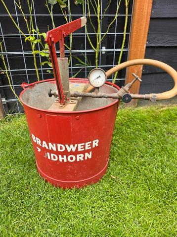 Antieke Brandweerpomp Zuidhorn - Handpomp op Emmer beschikbaar voor biedingen