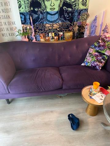 Paarse velvet bank beschikbaar voor biedingen