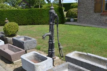 antieke mooie gietijzeren pomp beschikbaar voor biedingen