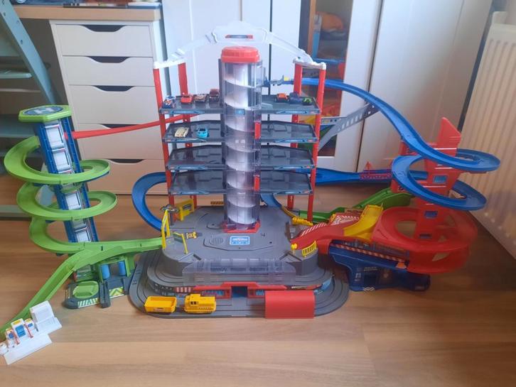 Racebaan , speelgoed garage, Kinderen en Baby's, Speelgoed | Racebanen, Zo goed als nieuw, Elektrisch, Overige merken, Ophalen of Verzenden