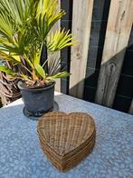RIVIERA MAISON; RATTAN OPBERGDOOS HARTVORMIG € 25,-, Ophalen, Zo goed als nieuw