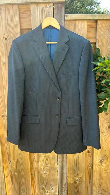 Prachtig blauw pak met streepje beschikbaar voor biedingen
