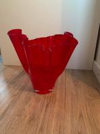 Vintage rode geplooide vaas, zakdoekvaas, waaiervaas, Huis en Inrichting, Ophalen of Verzenden, Minder dan 50 cm, Rood, Glas