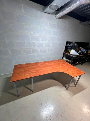 bureau werk tafel beschikbaar voor biedingen