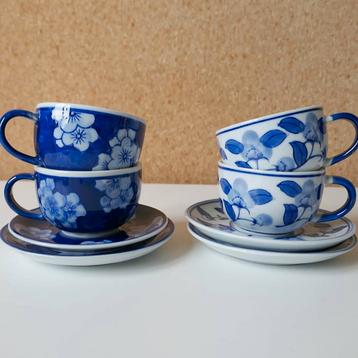 Set kop en schotels blauwe bloemen beschikbaar voor biedingen