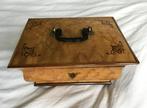 “Dit kistje verdient een restauratie"Parchtig houten kistje., Ophalen of Verzenden