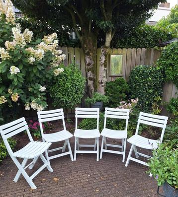 5 witte inklapbare tuinstoelen beschikbaar voor biedingen