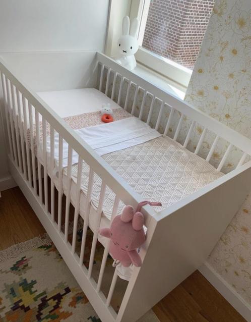 Ledikant wit met houten pootjes - Petite Amélie Bocca, Kinderen en Baby's, Babywiegjes en Ledikanten, Gebruikt, Ledikant, Ophalen