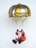 Kerstman beeld 53 cm - santa aan parachute, Diversen, Kerst, Nieuw, Ophalen of Verzenden